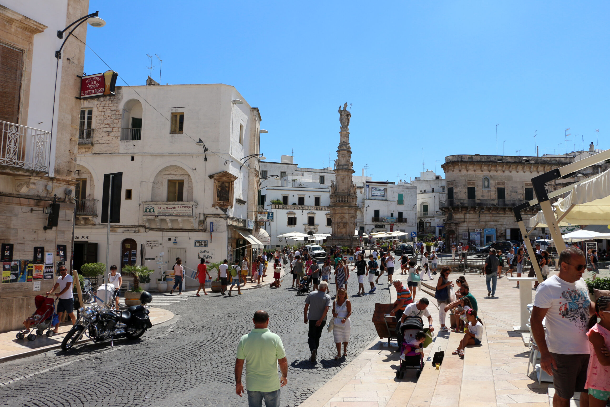 Ostuni piazza della liberta con guglia di s. oronzo 1771 di giuseppe greco 01 scaled